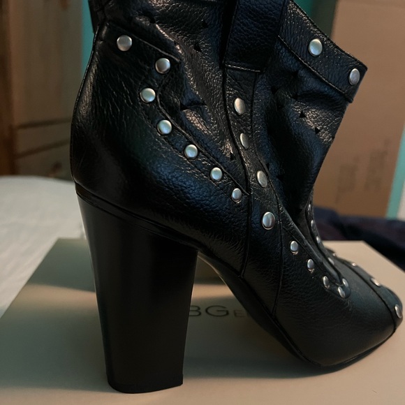 BCBG short boots size 8.5 M - Picture 2 of 6